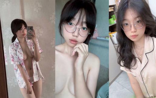 云南师范大学眼镜妹【周晓琴】高颜值学妹私下寂寞难耐，在家自拍火辣自慰视频撩骚求人狠狠插入