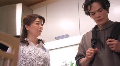 ROE-336 最爱の母と饮み交わした一夜。酒と潮吹きに溺れて大人になった仆。 冈江凛